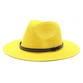 Dettaglio cappello di paglia giallo con cinturino in pelle nera e borchie dorate - Giallo