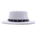 Chapeau plat en laine blanche avec bande en cuir punk noire et clous en métal argenté - M (56-58cm) / Blanc