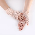 Mitaines en dentelle florale beige clair pour la protection solaire et les mariages - Nude Floral