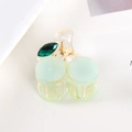 Vista detallada de una mini pinza para el cabello de cereza verde claro con diamantes - Cereza Verde Claro