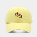 Primer plano detallado de una gorra amarilla con bordado de patrón de perrito caliente - Amarillo