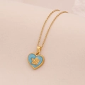 Dettaglio del ciondolo a cuore dorato con smalto azzurro e rilievo di un angelo - Cuore blu