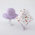 Dettaglio cappello sole reversibile bimbo in viola a tinta unita e con stampe di auto - 50cm (1-3 anni) / Viola