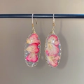 Detalle de pendientes ovalados de resina hechos a mano con pétalos de flores secas rosadas - Ovalado / Ovalado Rosa (Gancho)