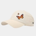 Primer plano de gorra de béisbol beige con bordado detallado de mariposas naranja y negro - Ajustable / Beige
