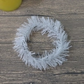 Vue macro d'une base de couronne en plastique blanc sur bois sombre pour bricolage de Noël - Anneau de guirlande blanche de 8cm
