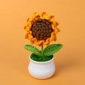 Handgemachte Häkel-Sonnenblume im weißen Topf mit gelben Blütenblättern als Deko - Kleine Sonnenblume mit Samen