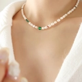 Collana di perle vintage con perla d'agata verde e dettagli dorati su modella - Collana d'Oro (P1371) / 40CM