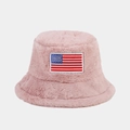 Détail d'un chapeau bob en fausse fourrure rose avec patch brodé du drapeau USA - M (56-58cm) / Rose