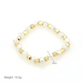 Detalle de una pulsera bañada en oro de 18k con perlas blancas de 8mm y cuentas de oro - DB240901-D (Cuenta 8mm)
