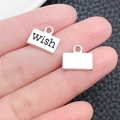 Nahaufnahme kleiner silberner Metallanhänger mit Gravur Wish und polierter Oberfläche - Rechteckiger Wish Buchstabenanhänger (6990)