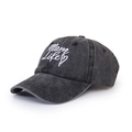 Dettaglio del ricamo Mom Life su un cappellino in cotone grigio scuro lavato - Nero