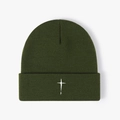 Berretto in maglia verde scuro minimalista con ricamo croce bianca su sfondo bianco - Taglia unica / Verde Militare