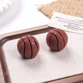 Gros plan de breloques de basket-ball en résine 3D avec texture réaliste et détails - Basket-ball marron