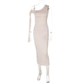 Detail van een gebroken witte midi-jurk met elegant schouderlint en één-schouder stijl - S / Abrikoos