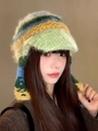 Dettaglio del cappello in maglia multicolore che mostra la trama in lana verde e blu - Taglia unica / Verde