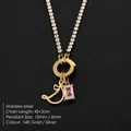 Gepersonaliseerde 14K gouden roestvrijstalen letter D-ketting met roze kristallen hanger - Letter D / Goud