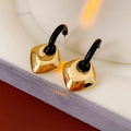 Dettaglio macro di orecchini geometrici quadrati dorati con ganci neri su supporto elegante - Perno per Orecchini in Argento - Oro - Rombo