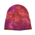 Macro-opname van de tie-dye gebreide muts met rode en paarse geribbelde textuur - Verstelbaar / Tie-Dye Rood