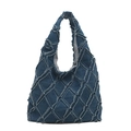 Sac hobo en denim bleu foncé avec bords effilochés et design de patchwork matelassé - Bleu Foncé Matelassé Diamant