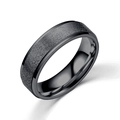 Détail de la surface noire mate givrée et bords polis miroir sur bague en titane - US 7 / 6mm de Large Noir Dépoli