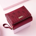 Petit portefeuille en cuir bordeaux avec broderie florale, fermeture éclair et dragonne - Rouge