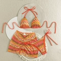 Détails à plat d'un bikini trois pièces à dégradé avec broderie et jupe de plage - Orange