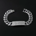 Silbernes Panzerarmband mit Kreuz-Emblem auf schwarzem reflektierendem Hintergrund - 8 Zoll / Silber