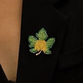 Elegante broche de hoja de arce con cristales verdes en solapa de traje negro - Estilo de Degradado Verde y Amarillo (4043)