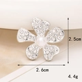 Vista detallada del amuleto de flor con perlas de 2,6 cm con dimensiones y peso - D1556 Flor de Perlas de Cinco Pétalos Plateado