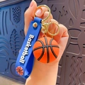 Kreativer Basketball Schlüsselanhänger mit blauem Silikonarmband und realistischem Anhänger - Basketball / Einfacher Stil