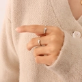 Minimalistische zilveren open ring met witte traanvormige inleg in een set van twee - US 6 / Staalkleur
