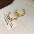 Elegantes pendientes de aro en C con estrellas doradas y circonitas brillantes - Dorado