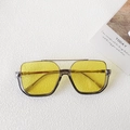 Lunettes de soleil carrées rétro avec verres jaunes et monture grise transparente - Gris Transparent Lentille Jaune