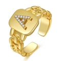 Makro-Detail des vergoldeten Rings mit quadratischer Fläche und Diamant-Buchstaben A - Buchstabe A