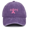 Detail der lila Baumwoll-Basecap mit rosa HOPE-Stickerei und Logo gegen Brustkrebs - Einheitsgröße / Lila
