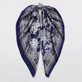 Detail eines dunkelblauen Satin-Schals mit silbernem Paisley-Muster und seidiger Textur - Marineblau