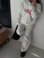 Dettaglio del ricamo rosso sulla felpa grigio chiaro con zip e set di pantaloni sportivi - S / Grigio chiaro