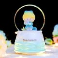 Palla di neve con ragazza in abito blu, luci LED e base in resina a onde marine - Grande 100 Neve+Luce+Musica / 9155 Acquario (Ragazza in abito blu)