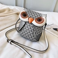 Bolso bandolera blanco con forma de búho, estampado de plumas y correa ajustable - Blanco Roto