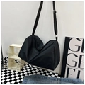 Dettaglio di una borsa a tracolla in nylon nero impermeabile con tracolla regolabile - Nero (Senza Ciondolo)