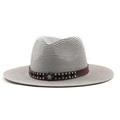 Detalle del sombrero de paja gris con banda de cuero marrón y remaches metálicos - M (56-58cm) / Gris