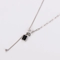 Collar plateado con colgante rectangular de acrílico negro y cierre de barra T - Color Acero