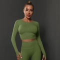 Dettaglio del set yoga senza cuciture verde oliva con fori per i pollici e maglia fitta - Verde Militare