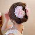 Pince à cheveux double fleur rose en mousseline avec ressort doré pour coiffure élégante - Pince à cheveux à fleurs double face en tissu acrylique rose