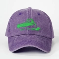 Dettaglio del berretto da baseball in cotone lavato viola con ricamo coccodrillo - Taglia unica / Viola
