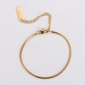 Dettaglio di un bracciale a catena serpente quadrata dorata con chiusura a moschettone - Bracciale / 16+3cm / Oro