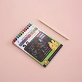 Bloc de notas rascables para niños con 10 hojas y lápiz de madera sobre fondo rosa creativo - Verde