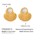 Detalle de pendientes de concha en acero oro de 18K con perlas y medidas de tamaño - Estilo de Perla de Concha Dorada (YYE025247-G)