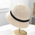 Dettaglio della trama a maglia del cappello beige con riga nera decorativa - M (56-58cm) / Beige (Texture Ananas)